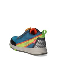 Scarpa outdoor blu con accenti in rete, strisce neon gialle e arancioni, puntale in gomma e linguetta verde sul tallone. Leggera con una superficie testurizzata.