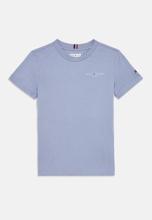 Svijetloplava pamučna majica kratkih rukava s malim logotipom Tommy Hilfiger na prsima i oznakom zastave na lijevom rukavu.