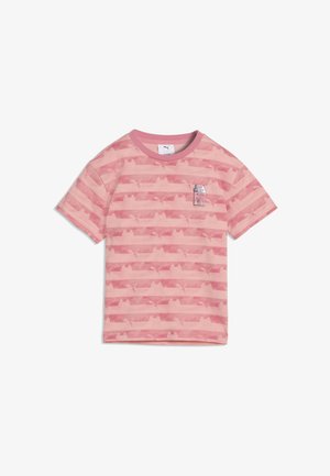 Chemise à manches courtes rayée rose et rose clair avec des logos Puma discrets et un petit graphique d'un carton de lait sur le côté gauche de la poitrine.