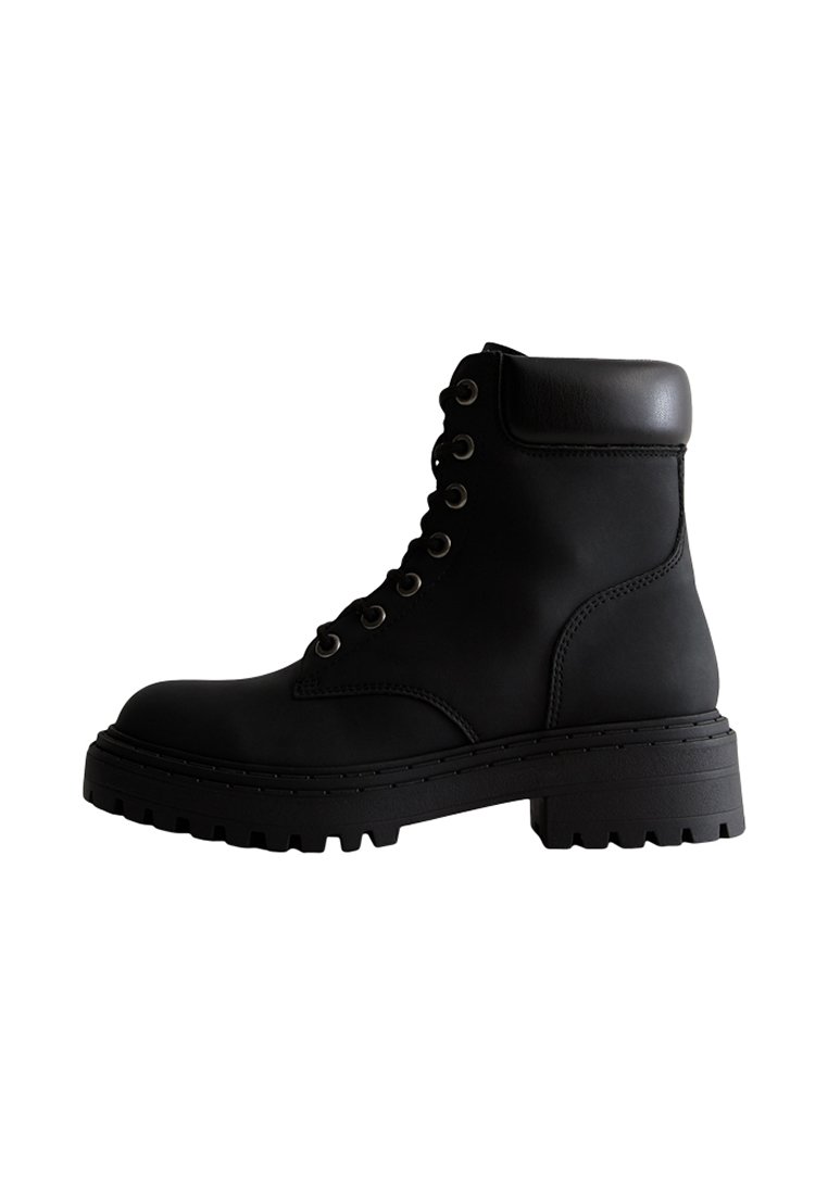 Stivaletti stringati