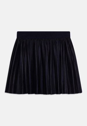 Jupe plissée noire avec taille élastique et une texture de tissu lisse et brillante sur un fond clair uni.
