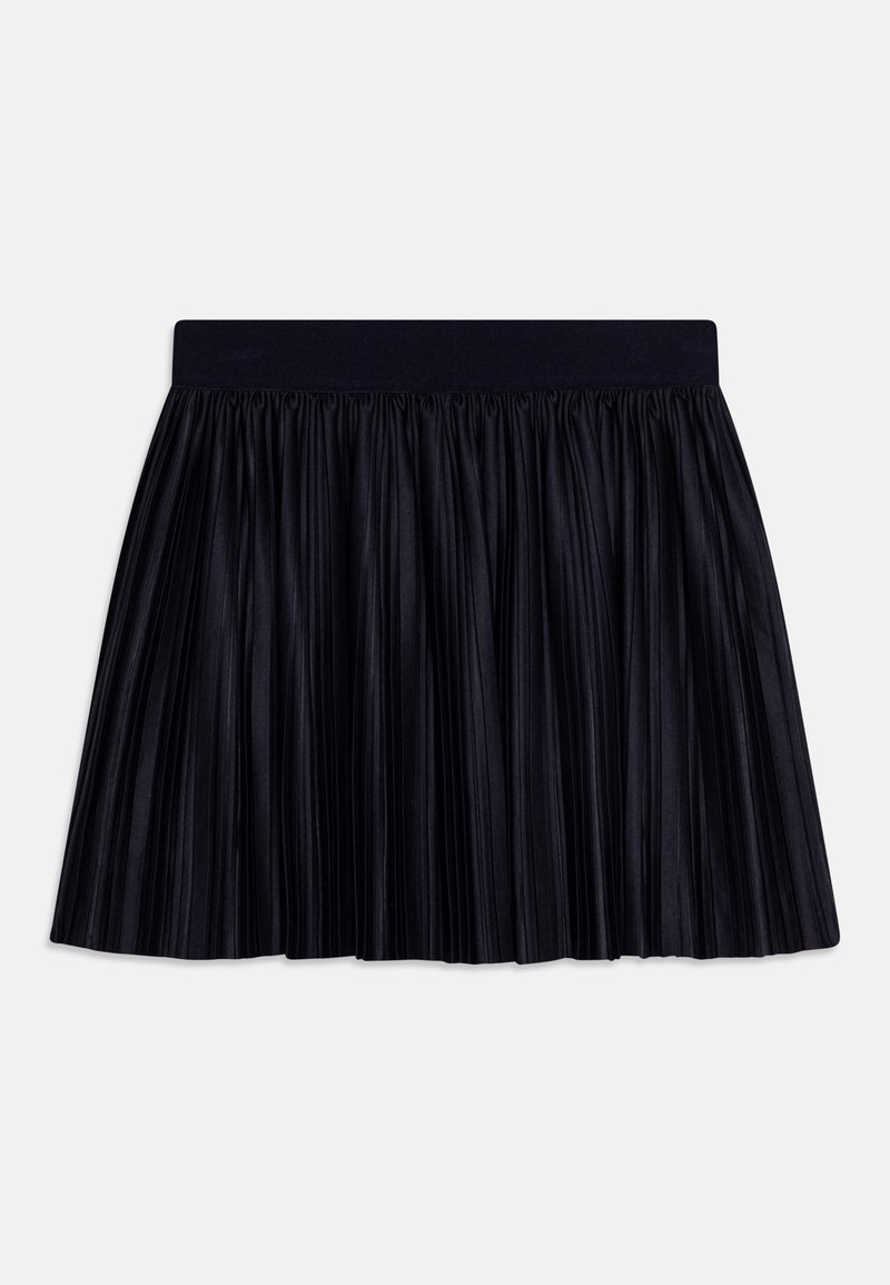 Jupe plissée noire avec taille élastique et une texture de tissu lisse et brillante sur un fond clair uni.