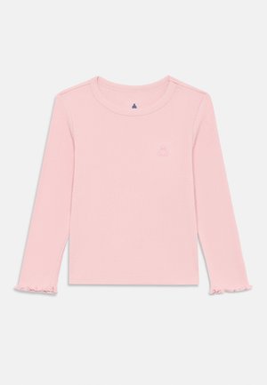 Haut à manches longues en ribbed rose clair avec un col rond et des poignets à volants. Petit logo brodé sur la poitrine. Fabriqué en matière douce et extensible.