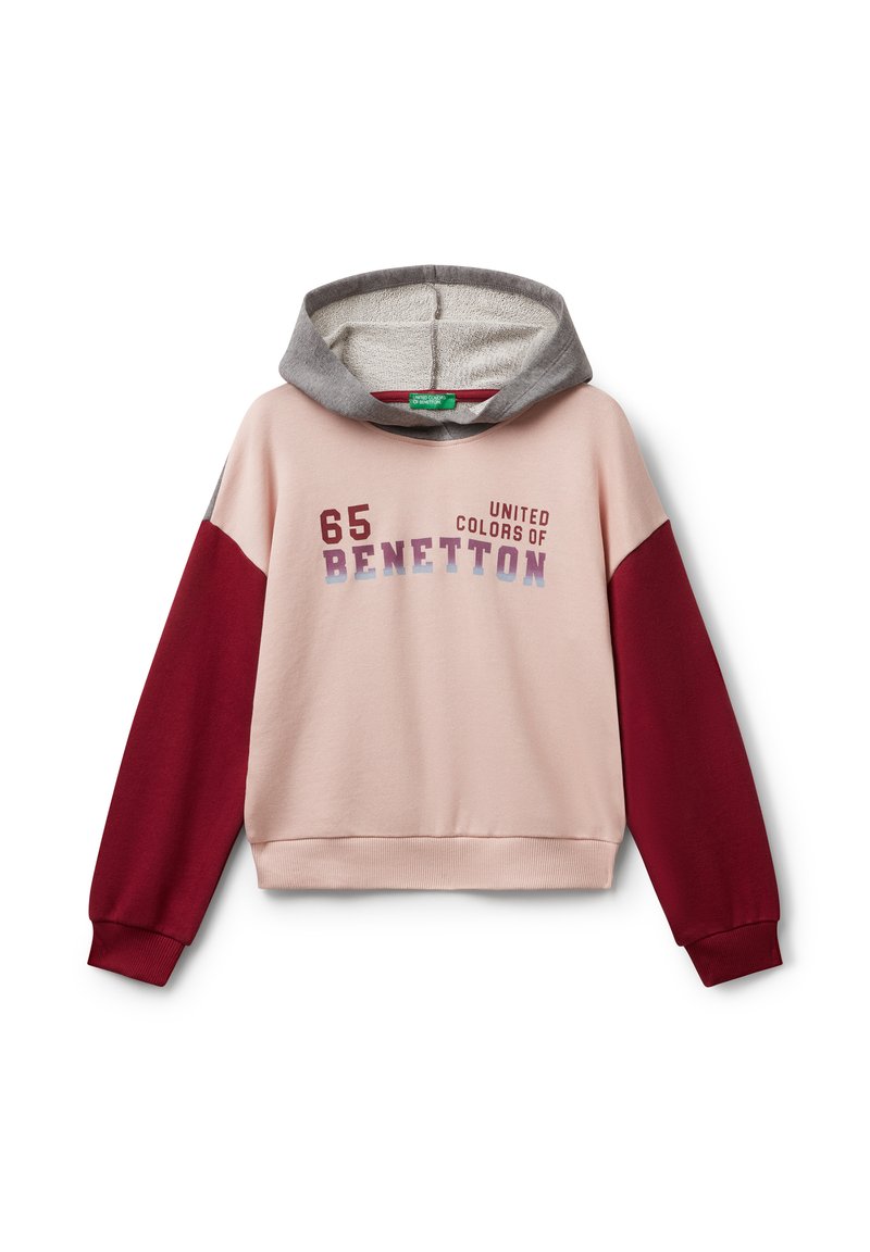 Felpa con cappuccio per bambini con corpo beige, maniche borgogna, cappuccio foderato grigio e testo "65 United Colors of Benetton" sul davanti.
