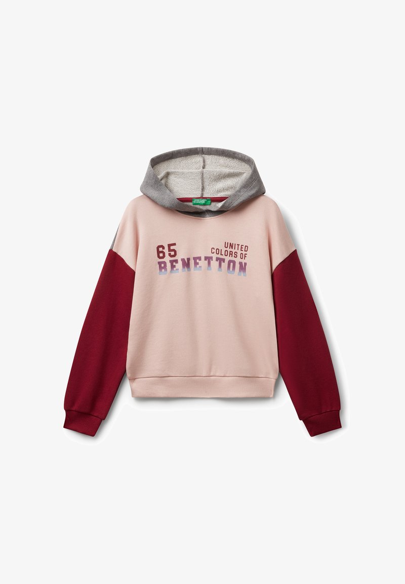 Sudadera infantil con cuerpo beige, mangas burdeos, capucha forrada en gris y texto "65 United Colors of Benetton" en la parte frontal.