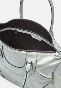 Srebrna torebka skórzana z pękniętą powierzchnią, z podwójnymi uchwytami, zamknięciem na zamek błyskawiczny i czarnym wykończeniem wnętrza. Posiada kieszeń na zamek oraz metalowe akcenty.