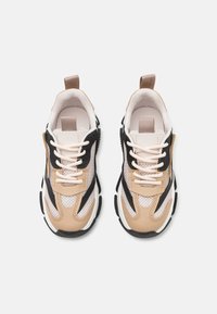 Sneakers beige e neri con dettagli in rete e pelle. Presentano una punta rotonda, una chiusura con lacci e collari imbottiti per il massimo comfort.