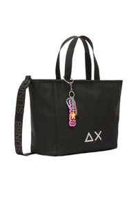 Borsa tote nera realizzata in materiale sintetico, con due manici, una tracolla staccabile e un portachiavi colorato attaccato alla cerniera.