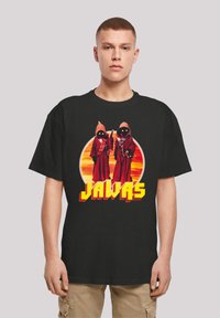 Černé bavlněné tričko s grafikou dvou postav v hábitech s černýma očima, umístěné před západem slunce se žlutým textem "JAWAS".