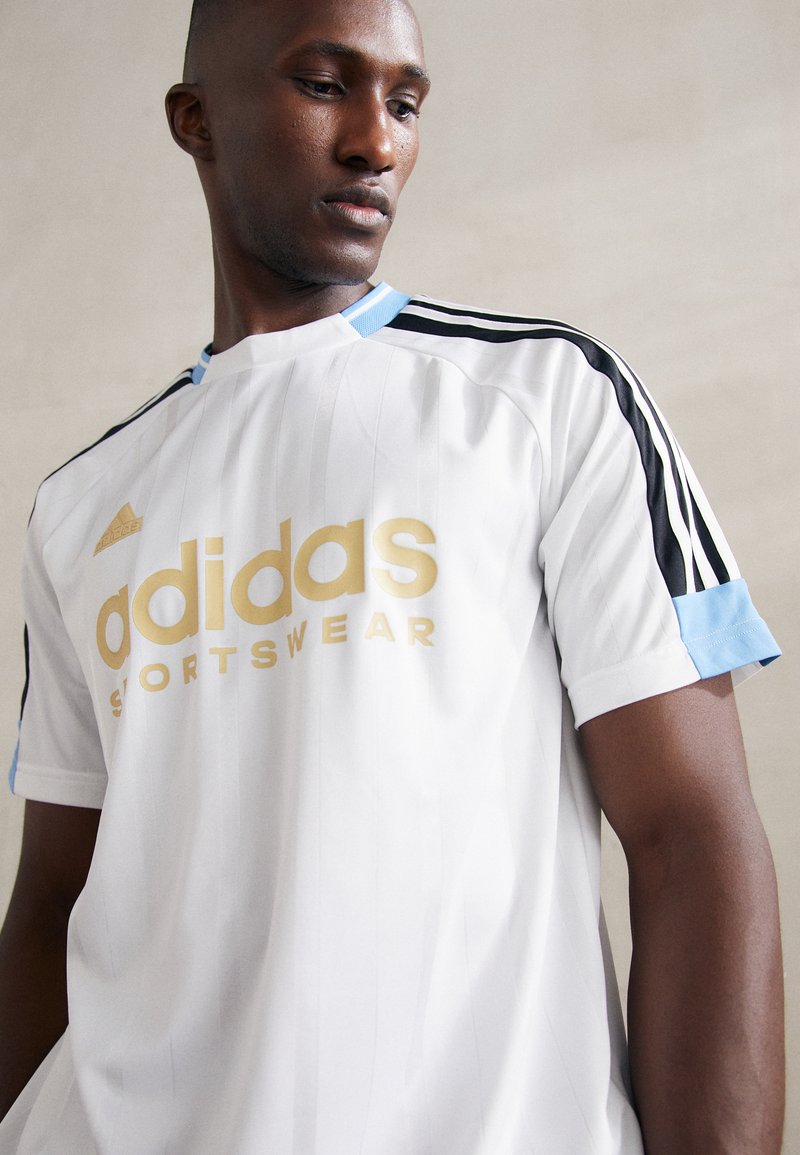 adidas Sportswear HOUSE OF TIRO NATIONS PACK - Marškinėliai su spaudiniu - white/light blue/black