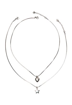 Dwa srebrne łańcuszki, jeden z zawieszką w kształcie serca, drugi z zawieszką w kształcie gwiazdy, oba z zapięciami na karabińczyk.