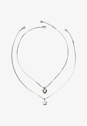 Dva náhrdelníky zo striebornej retiazky, jeden s príveskom v tvare srdca a druhý s príveskom v tvare hviezdy, oba so zapínaním na karabínku.