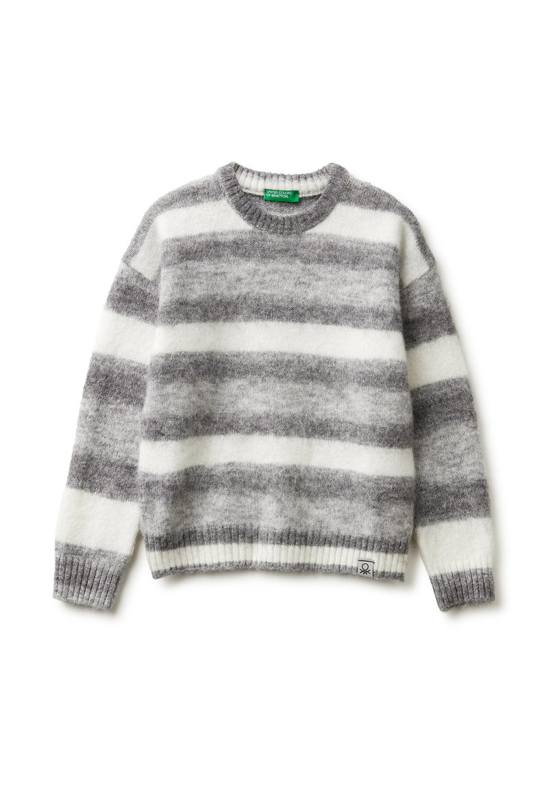 Szaro-biała sweter w paski wykonany z miękkiego materiału, z okrągłym dekoltem, ściągaczami na rękawach i metką w dolnym lewym rogu.