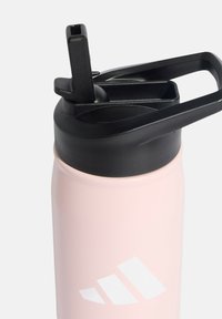 Ružičasta metalna boca za vodu s crnim poklopcem i slamkom; ima mat završnicu i bijeli logotip na prednjoj strani.