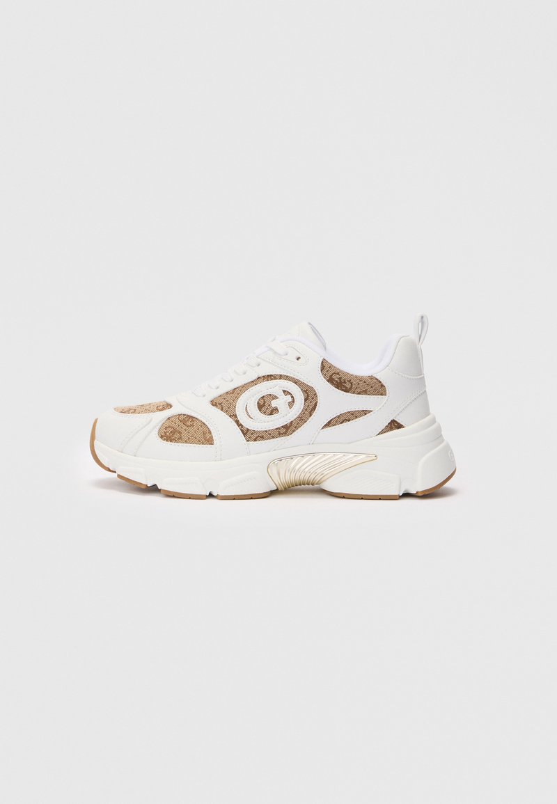 Valge ja beež toss, millel on paks tald, pruuni mustriga paneelid, sidumisdisain ja tõmblaugu tabs kontsapooles.