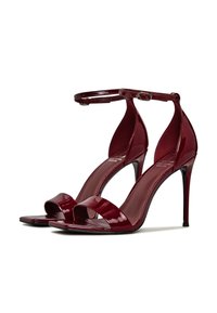 Sandales à talons hauts en cuir verni bordeaux avec bout ouvert, bride de cheville et talon aiguille élégant ; texture lisse et design minimaliste.