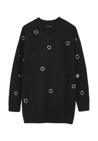 Maglione nero in maglia con grandi occhielli in metallo argento. Collo rotondo, spalle cadute e polsini e orlo a coste. Texture morbida.