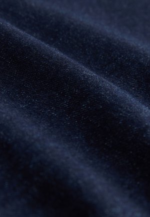Tmavomodrá tkanina s jemným, štruktúrovaným povrchom, charakterizovaná jemnými odtieňmi a mierne lesklým finišom.