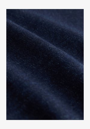 Tessuto blu navy con una superficie morbida e testurizzata, caratterizzato da sottili variazioni di tonalità e una finitura leggermente lucida.