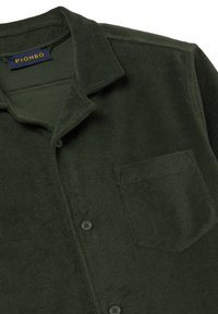 Donkergroen, gestructureerd overhemd met knoopsluiting, een kraag, een borstzak en zwarte knopen. Etiket leest "PIOMBO."