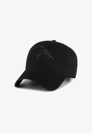 Casquette de baseball noire avec une visière incurvée et un logo noir de cheval en relief sur le panneau avant.