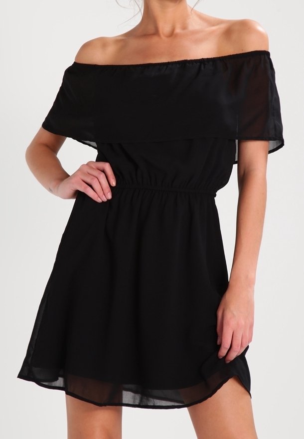 Schwarzes Off-Shoulder-Kleid mit mehrlagigem Oberteil, elastischem Bund und ausgestelltem Rock. Hergestellt aus leichtem Stoff, mit durchsichtigen Details.