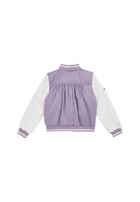 Violetinė ir balta bombonešio striukė su raukšlėta nugara, rifliuotu apykakle ir rankogaliais bei paminkštintomis baltomis rankovėmis. Sklandus paviršius ir lengvas dizainas.