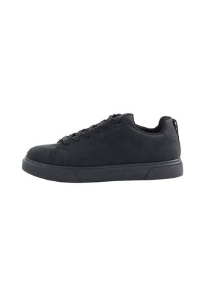 Czarny niski sneaker z zapięciem na sznurowadła, perforowany boczny panel, wyściełany kołnierz i gruba gumowa podeszwa, pokazany z zewnętrznej strony.