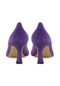 Décolleté viola in suede con punta affilata e tacco a stiletto sottile. Il tacco presenta una base nera e una superficie texturizzata.