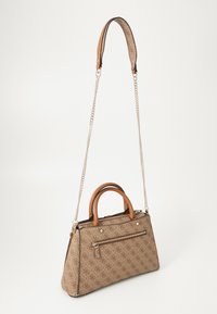 Borsa a mano marrone con motivo, dalla forma strutturata, manici in pelle e una tracolla in catena. Presenta una tasca con zip sul fronte e dettagli metallici.