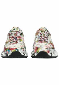 Zapatillas deportivas con parte superior de tela floral blanca, acentos coloridos y suela negra con patrón. Cuenta con cordones y una etiqueta de marca en la lengüeta.