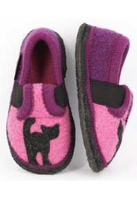Roze vilten slippers met een silhouet van een zwarte kat. Voorzien van paarse elastische banden, grijze rubberen zolen en een gestructureerde bovenzijde. Zacht en comfortabel ontwerp.