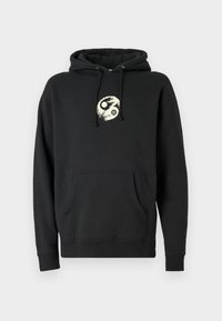 Μαύρη μπλούζα κουκούλα από απαλό μείγμα βαμβακιού, με μπροστινή τσέπη, κουκούλα με κορδόνια και κυκλικό λευκό λογότυπο στο στήθος.