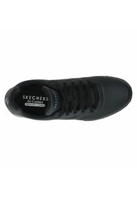 Sneaker Skechers nera con tomaia in rete, design con lacci e texture perforata. Presenta una soletta in Air-Cooled Memory Foam per il comfort.