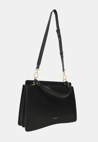 Borsa a tracolla in pelle nera con forma strutturata, dotata di una tracolla removibile, accessori dorati e superficie liscia.