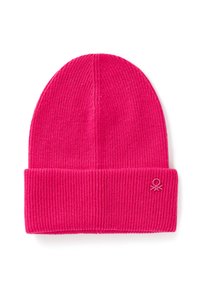 Růžová pletená čepice s ribovanou strukturou a ohrnut�ým lemem. Obsahuje malou logovou aplikaci poblíž spodní části. Lehký a elastický materiál.