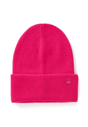 Beanie rosa lavorato a maglia con una texture a coste e un risvolto. Presenta un piccolo logo accentato vicino alla parte inferiore. Materiale leggero ed elastico.
