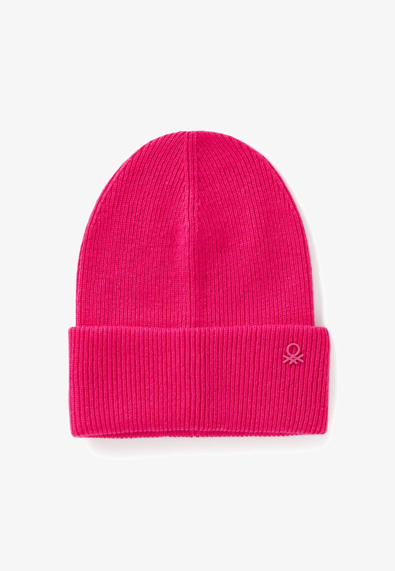 Beanie rosa lavorato a maglia con una texture a coste e un risvolto. Presenta un piccolo logo accentato vicino alla parte inferiore. Materiale leggero ed elastico.