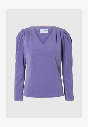 Ljubičasta majica dugih rukava s V-izrezom, nabranim ramenima i mekanom teksturom. Izrađena je od laganog, rastezljivog materijala.