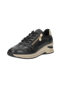 Zwarte leren sneaker met een lichte beige zool, voorzien van een zijrits, ronde neus en zwarte veters voor een veilige pasvorm. Accenten in goud.