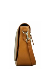 Sac à épaule en cuir tan avec un design structuré, doté d'un fermoir en métal argenté et d'une longue bandoulière réglable. Texture lisse.