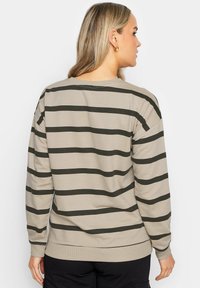 Beige sweatshirt met donkergroene horizontale strepen, ronde halslijn, lange mouwen en geribde boorden en onderrand. Zachte stof met een casual pasvorm.