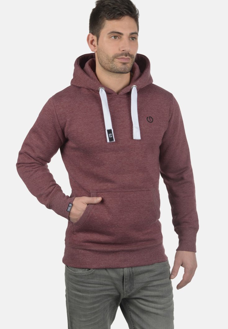 Maronfarvet hoodie med en frontlomme, hvide snore og et logo på brystet. Fremstillet af blødt materiale, har den et klassisk fit og design.