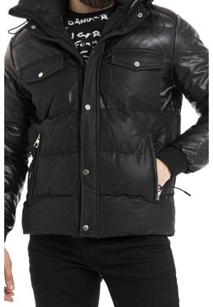 Czarna pikowana kurtka z zewnętrzną warstwą z imitacji skóry, dwoma kieszeniami na piersi, bocznymi kieszeniami zapinanymi na zamek oraz odpinanym kapturem z regulowanymi troczkami.