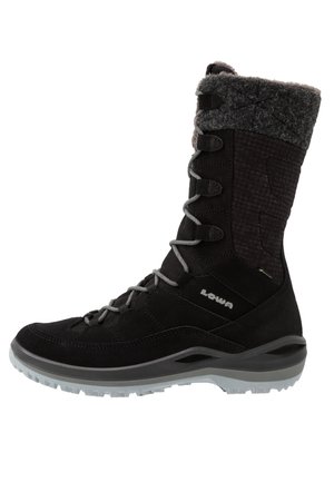 Schwarzer Wanderschuh mit einem strukturierten Textilschaft, grauen Schnürsenkeln und einem gepolsterten Schaft. Verfügt über eine robuste Gummisohle für Halt.