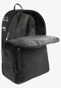 Fekete hátizsák tartós anyagból, tágas főrekesszel, szürke párnázott zsebbel és több cipzáras zsebbel.