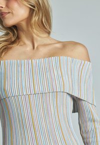 Schulterfreies, geripptes Oberteil mit vertikalen Streifen in pastellfarbenen Nuancen von Blau, Rosa, Gelb und Weiß. Glatte Textur und taillierte Passform.