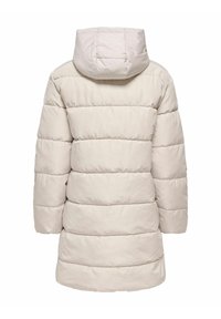 Helle beiger Puffer-Mantel mit Kapuze, ausgestattet mit einem gesteppten Design, horizontalen Streifen und strukturiertem Stoff. Die Rückansicht zeigt eine verlängerte Form.