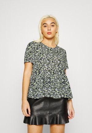Blusa de mangas curtas com padrão floral em preto, verde e lavanda. Apresenta um corte solto e uma bainha franzida. Combinada com uma saia de pele preta.
