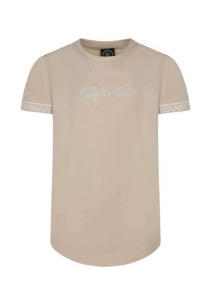 T-shirt beige à manches courtes, avec un texte brodé blanc "Project x Paris" sur le devant et des accents rayés blancs sur les manches.